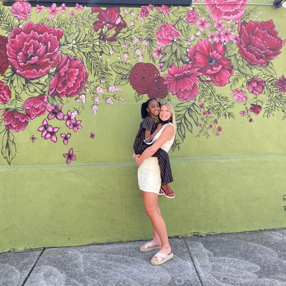 With Jean Dani dress in pearly yellow - Picture 8 of 8